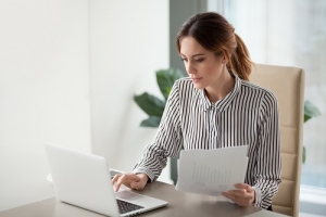 Frau arbeitet am Laptop