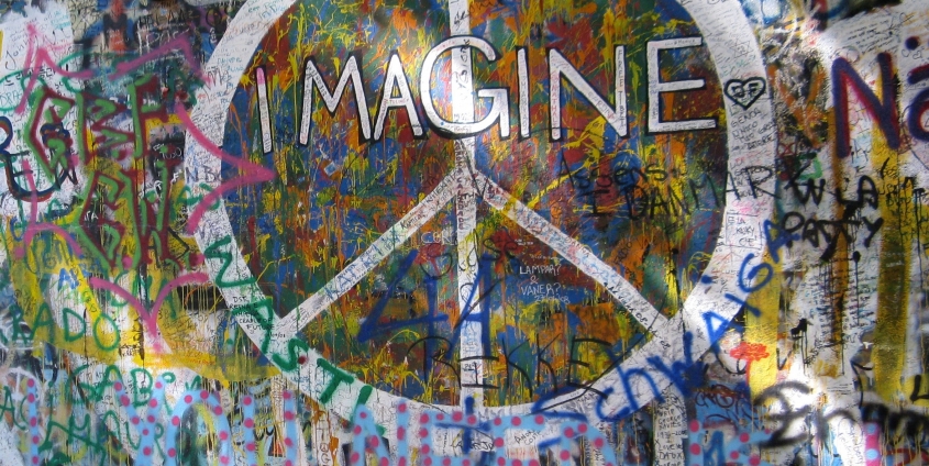Peace Zeichen mit Wort Imagine auf Mauer