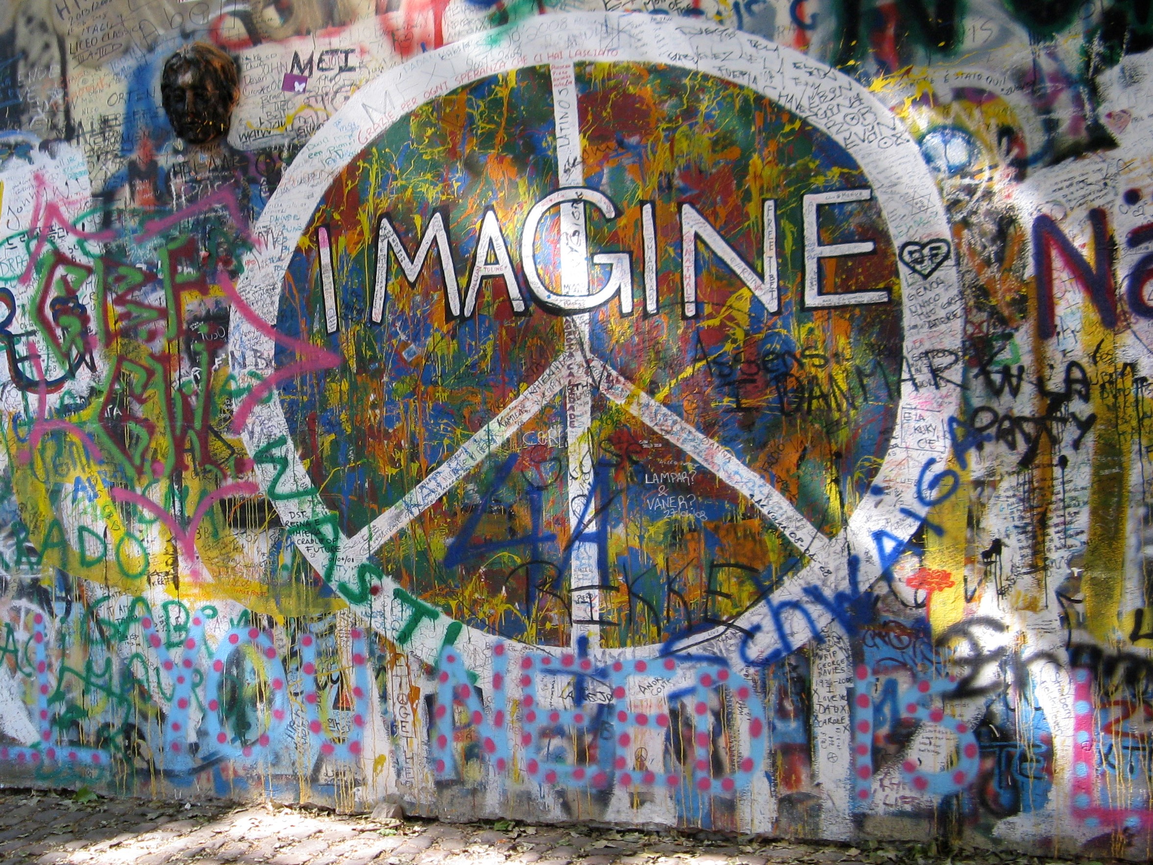 Peace Zeichen mit Wort Imagine auf Mauer