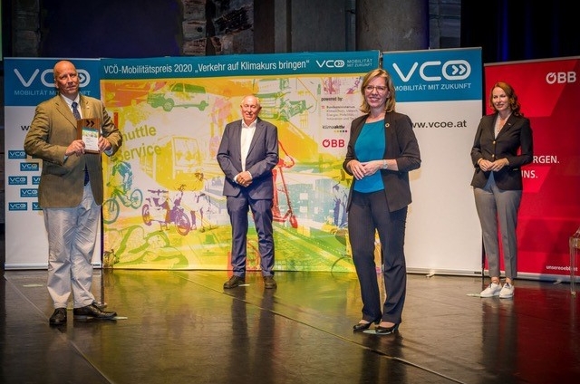 Martin Hitz nimmt den Mobilitätspreis des Verkehrsclub Österreich entgegen