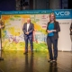 Martin Hitz nimmt den Mobilitätspreis des Verkehrsclub Österreich entgegen