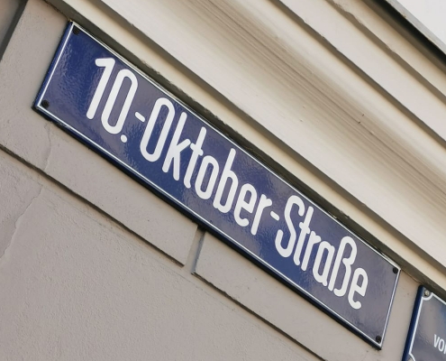 Straßenschild der 10.-Oktober-Straße
