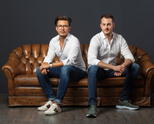 Dominik Kohl und Kevin Schrattel, Gründer von Sprid auf einem Ledersofa