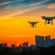 Zwei Drohnen mit Digitalkameras fliegen in der Luft