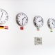 CD-Labor: Uhren zeigen die verschiedenen Zeitzonen der Herkunftsländer der Mitarbeiter*innen an