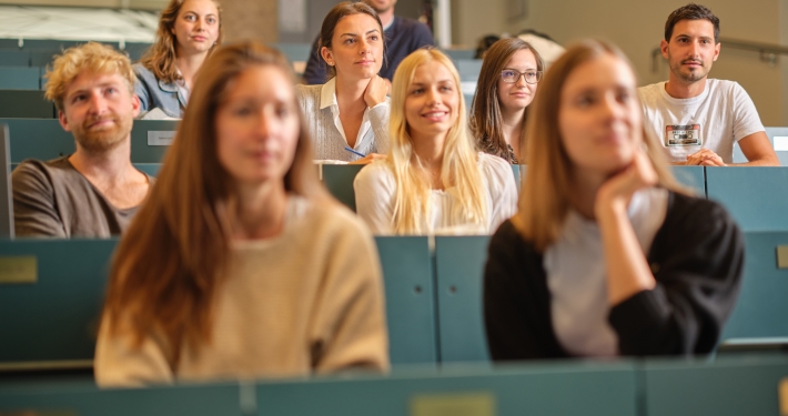 Studierende im Hörsaal an der Universität Klagenfurt