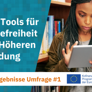 Bild zeigt eine Studentin mit einem Tablet in einer Bibliothek. Text: Tools für Barrierefreiheit in Höheren Bildung. Ergebnisse Umfrage #1. Logo Erasmusplus