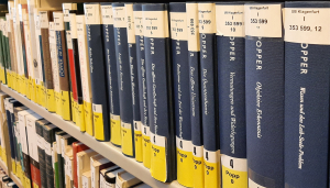 Bände der deutschsprachigen Werkausgabe von Karl Popper in der Freihandaufstellung der Universitätsbibliothek