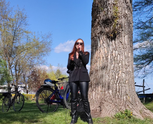 Anradeln 28.04.2022 - Musikerin Ekaterina Slawinski in einem Park an der Sattnitz