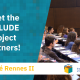 Folie mit Text "Meet the InclUDE Project Partners! Université Rennes II" mit Bild eines Hörsaals, Projektlogo und Erasmus+-Logo