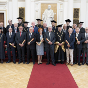 Prof. Schneider (Reihe vorne, 3. v.l.) und weitere der 21 Geehrten, die vor 50 Jahren promoviert haben und denen am 8. Juli 2022 das "Goldene Diplom" der Universität Graz überreicht wurde.