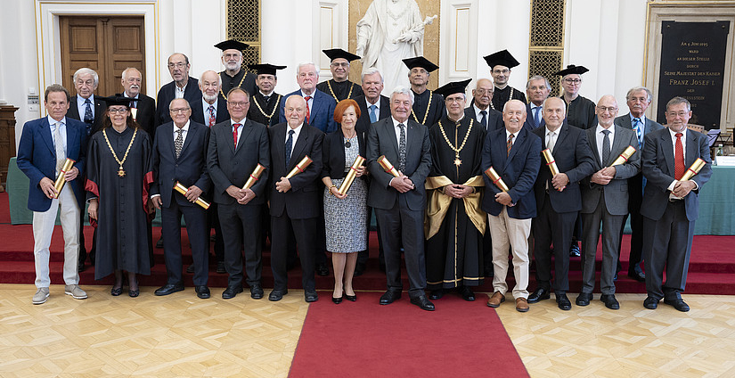 Prof. Schneider (Reihe vorne, 3. v.l.) und weitere der 21 Geehrten, die vor 50 Jahren promoviert haben und denen am 8. Juli 2022 das "Goldene Diplom" der Universität Graz überreicht wurde.