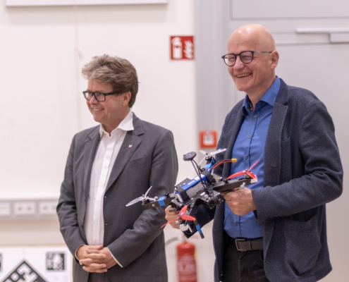 Besuch von BM Martin Polaschek in der Drohnenhalle | Foto: aau/Rechberger