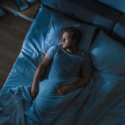 Mensch schläft im Bett | Foto: Gorodenkoff/Adobestock