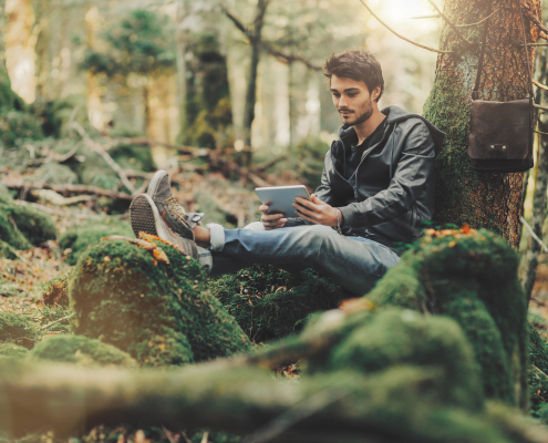 Mann nutzt Tablet im Wald | Foto: StockPhotoPro/Adobestock