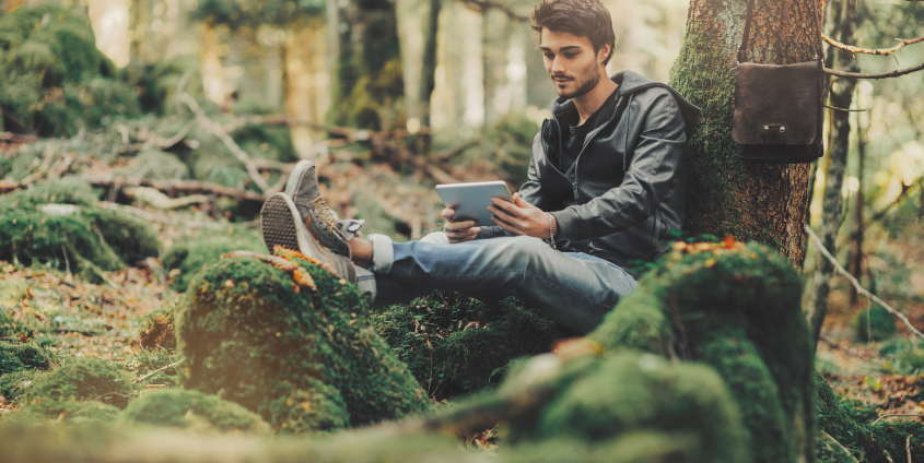 Mann nutzt Tablet im Wald | Foto: StockPhotoPro/Adobestock