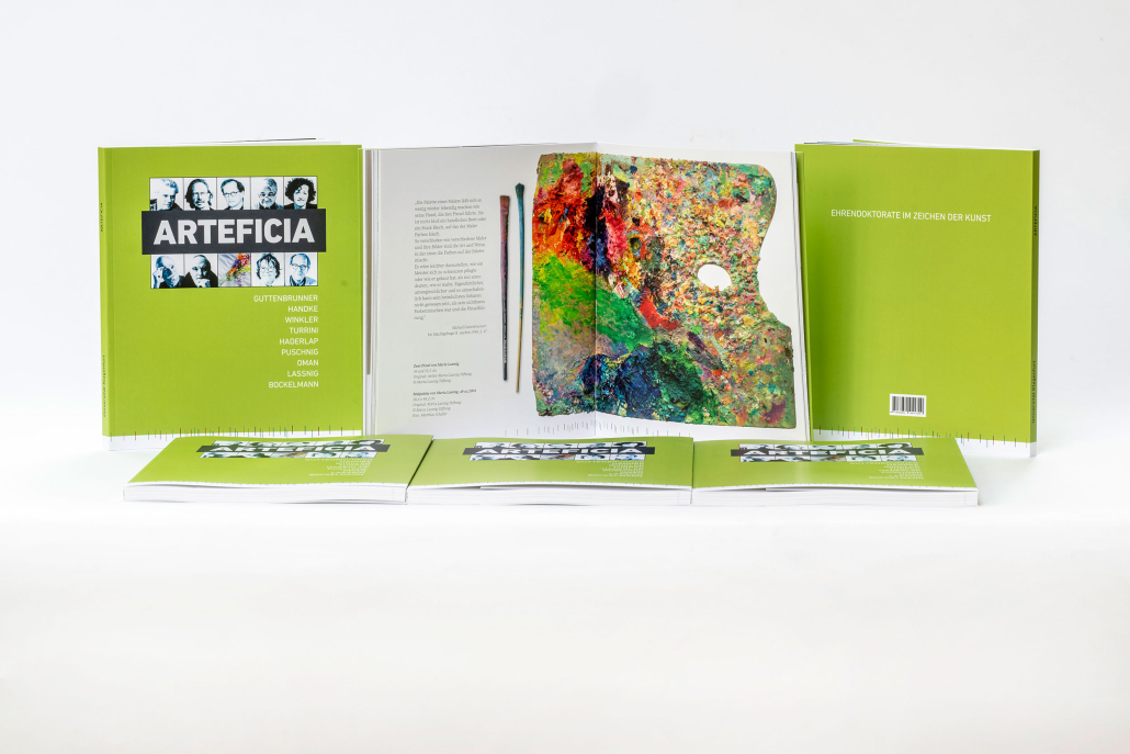 Malpalette von Maria Lassnig im Buch zur Ausstellung "ARTEFICIA. Ehrendoktorate im Zeichen der Kunst"