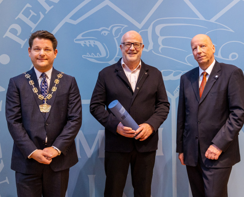 dies academicus an der Universität Klagenfurt - Verleihung der Ehrenbürgerschaft an Hans Schönegger (von links: Oliver Vitouch, Hans Schönegger und Martin Hitz)