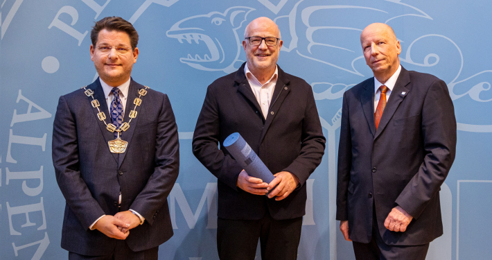 dies academicus an der Universität Klagenfurt - Verleihung der Ehrenbürgerschaft an Hans Schönegger (von links: Oliver Vitouch, Hans Schönegger und Martin Hitz)
