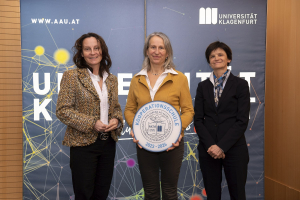 Titelverleihung „Kooperationsschule der Universität Klagenfurt“ an EUREGIO HTBLVA Ferlach, Isabella Penz, Monika Grasser, Doris Hattenberger
