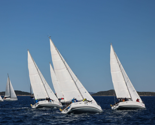 Studierende der Uni Klagenfurt segeln beim Gebirgsseglercup 2023