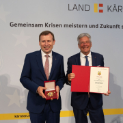 Erich Schwarz erhält das Große Ehrenzeichen des Landes Kärnten