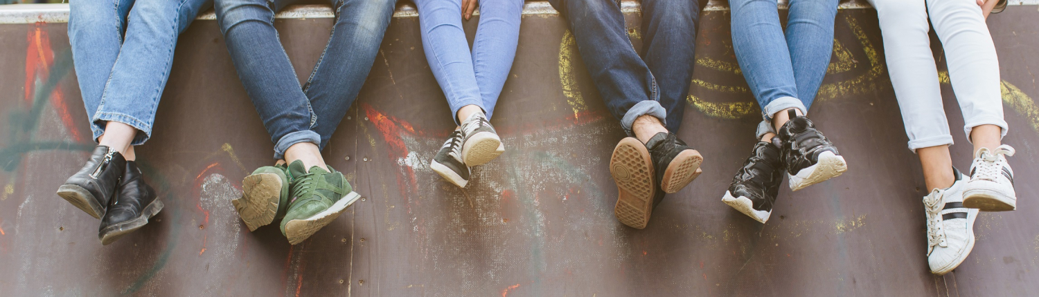 Jugendliche sitzen auf Skaterbahn | Foto: anatoliycherkas/Adobestock