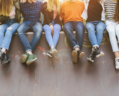 Jugendliche sitzen auf Skaterbahn | Foto: anatoliycherkas/Adobestock