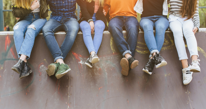 Jugendliche sitzen auf Skaterbahn | Foto: anatoliycherkas/Adobestock