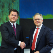 Anadi Bank und Universität Klagenfurt starten mit strategischer Kooperation, v. l. n. r.: Rektor Oliver Vitouch und Christian Kubitschek, CEO der Anadi Bank | Foto: aau