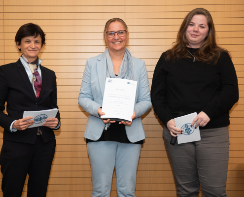 Caroline Weberhofer wurde für den Lehrepreis 2023 nominiert, links: Doris Hattenberger (Vizerektorin), rechts: Nadja Regenfelder (2. Stv. Vorsitzende der ÖH)