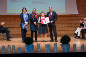 Herta Maurer-Lausegger erhält den Würdigungspreis für Volkskultur 2023 | Foto: LPD/Hude