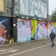 Vandalisiertes Graffito, das die übermalten „Heroen“ und „Heroinnen“ der Pandemie, das Personal des Krankenhaus „Sacco“ in Mailand zeigt, Mailand 2020.