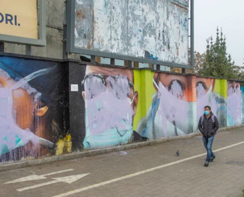 Vandalisiertes Graffito, das die übermalten „Heroen“ und „Heroinnen“ der Pandemie, das Personal des Krankenhaus „Sacco“ in Mailand zeigt, Mailand 2020.