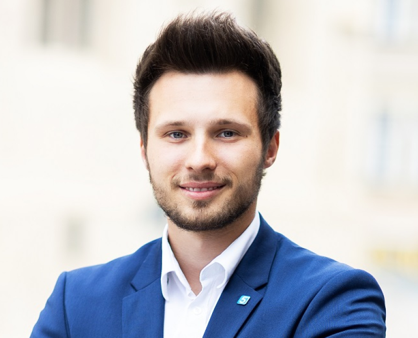 Stefan Torker ist Sales-Leiter bei der fivemedia GmbH (5min.at) und hat im Februar 2024 das Masterstudium Wirtschaftsrecht abgeschlossen.