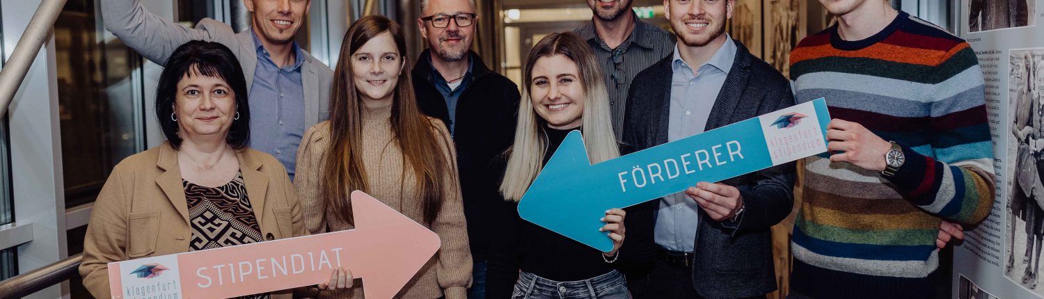 Unternehmensvertreter:innen von Flex Althofen mit ihren Stipendiat:innen aus dem Klagenfurt-Stipendium, Copyright aau/Supanz