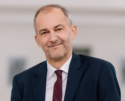 Univ.-Prof. Mag. Dr. Peter Schlögl Univ.-Prof. Mag. Dr. Peter Schlögl