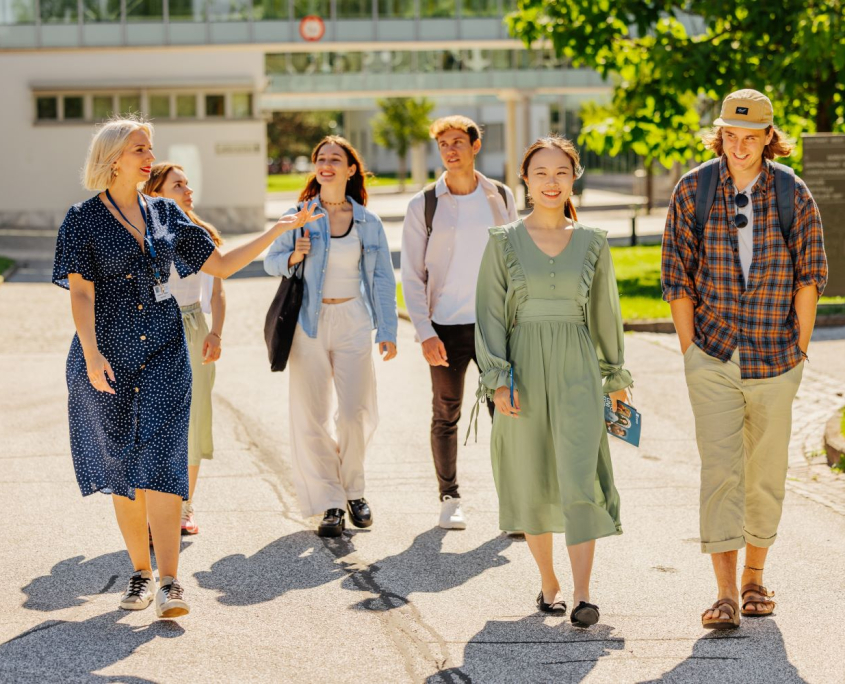 Campusführung mit Studieninteressierten | Foto: aau/Waschnig Campusführung mit Studieninteressierten