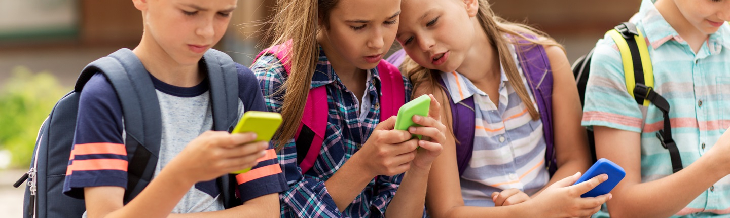 Volksschulkinder mit Smartphone | Syda-Productions/Adobestock