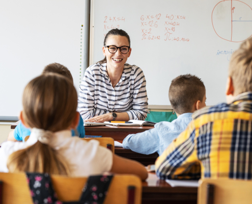 Lehrerin in einer Schule