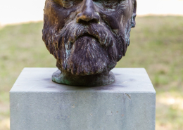 Ferdinand Toennies Denkmal (Büste von Raimund Kittl im Schlosspark Husum) | Foto: fmu64/Adobestock