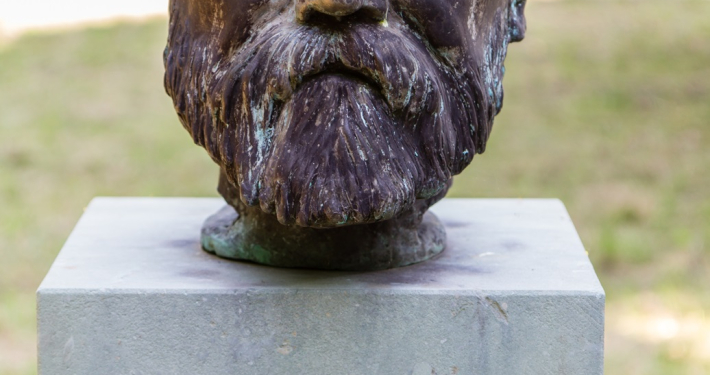 Ferdinand Toennies Denkmal (Büste von Raimund Kittl im Schlosspark Husum) | Foto: fmu64/Adobestock