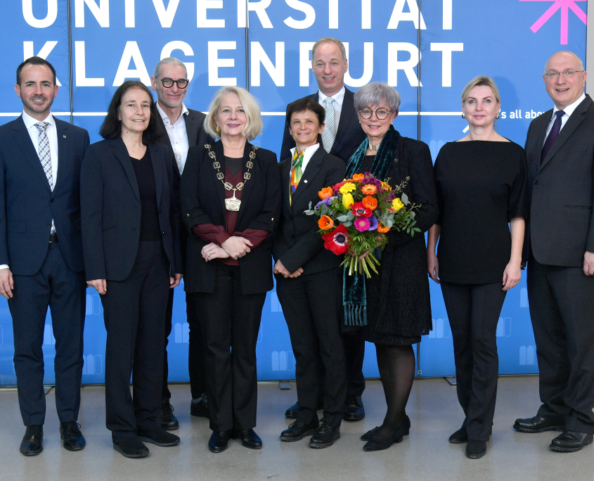 Vizerektor Jan Steinbrener, Dekanin Judith Glück, Studienrektor Willibald More, Rektorin Ada Pellert, Vizerektorin Doris Hattenberger, Dekan Clemens Heuberger, Ehrenringträgerin Kornelia Tischler, Senatsvorsitzende Ulrike Krieg-Holz und Dekan Johannes Heinrich (v.l.n.r.) | Foto: studiohorst