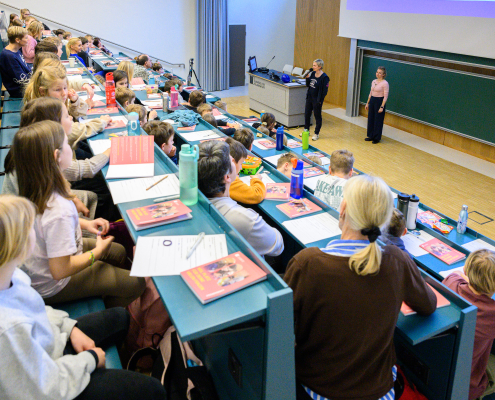 Aufmerksame Zuhörer:innen bei der UNI FÜR KINDER 2026 | Foto: aau/Hude