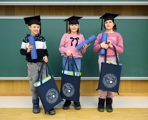 Gewinner:innen beim Gewinnspiel bei der UNI FÜR KINDER 2026 | Foto: aau/Hude