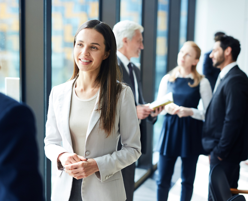 Personen in Businessoutfits im Gespräch
