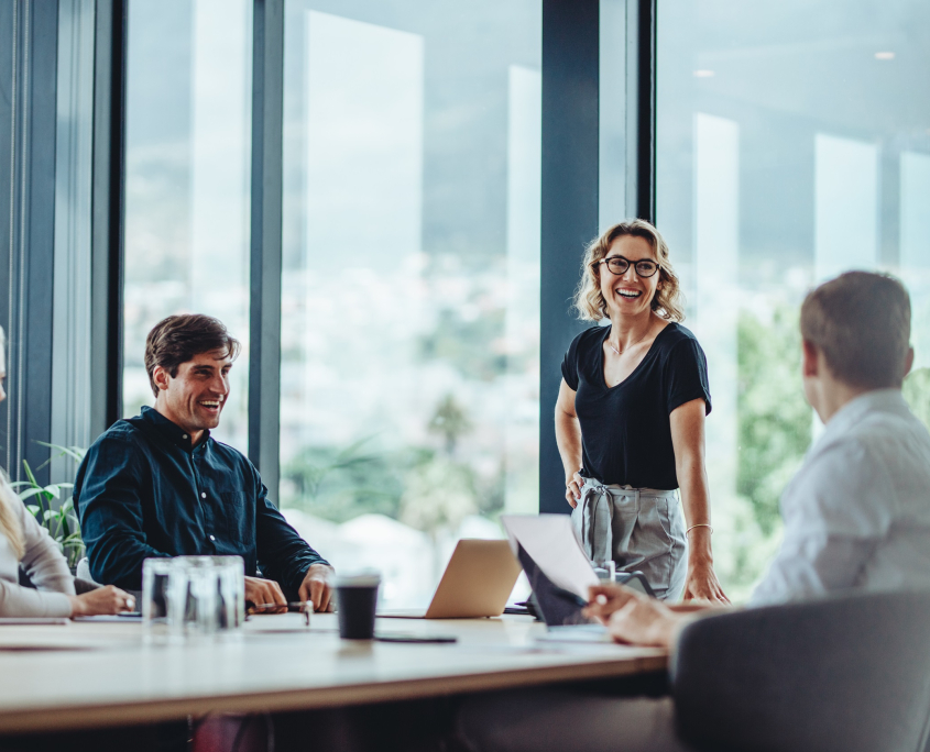 Die Universität Klagenfurt pflegt zahlreiche bestehende Kooperationen, beispielsweise in Form von gemeinsamen Studien, Auftragsforschung oder Projektanträgen. | Foto: Adobestock/814614362/Jacob Lund Vier Personen befinden sich in einem Meeting, drei sitzen an Tisch, eine Person steht.