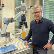 Hubert Zangl mit Robotergreifer