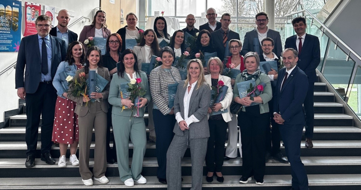 Feierliche Auszeichnung der ersten Absolvent:innen des Lehrgangs Basales und mittleres Pflegemanagement