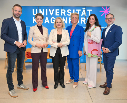 #allesUNI: Podiumsdiskussion „Das Bild Kärnten im Wandel“ anlässlich des Welttags der Kreativität und Innovation, von links: Wolfgang Fercher (Chefredakteur Kleine Zeitung), Sabine Herlitschka (Vorstandsvorsitzende Infineon), Ada Pellert (Rektorin), Karin Bernhard (Landesdirektorin ORF Kärnten), Nadja Kayali (Intendantin Carinthischer Sommer) und Andrej Zwitter (Moderator und Universitätsprofessor für Humanwissenschaft des Digitalen)